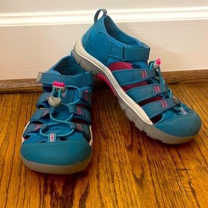 New Girls teal KEENs size 4